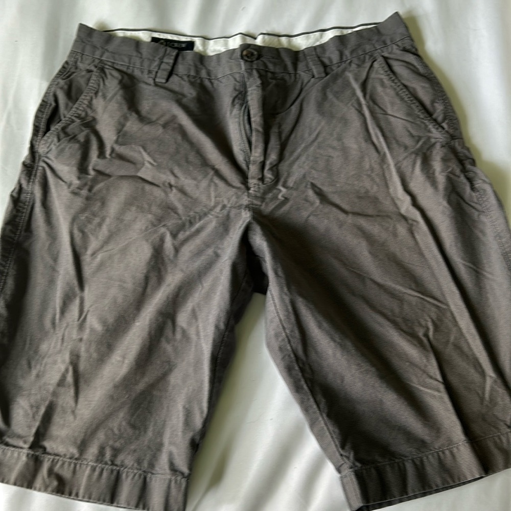 Men’s JCrew shorts! Dark gray in color. Size 33” waist. 10” length